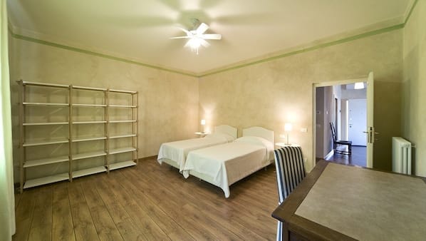 2 bedrooms, WiFi, linens