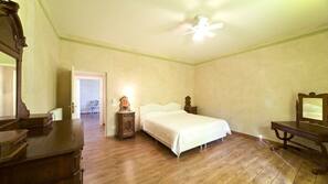 2 bedrooms, WiFi, linens