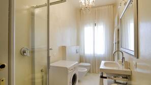 2 bedrooms, WiFi, linens