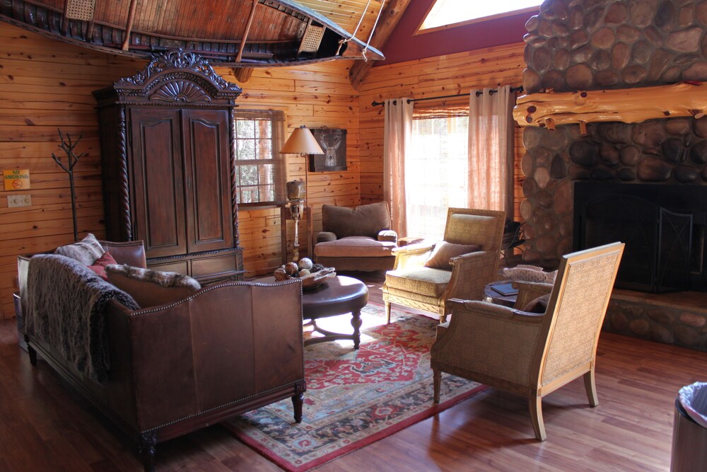 Waterfront Paradise, Log Cabin on Beaver Lake minutes from Eureka Springs!!!