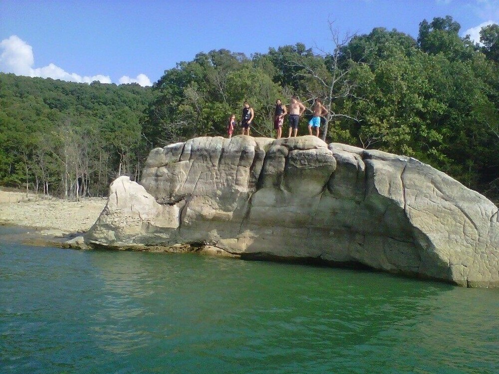 Waterfront Paradise, Log Cabin on Beaver Lake minutes from Eureka Springs!!!