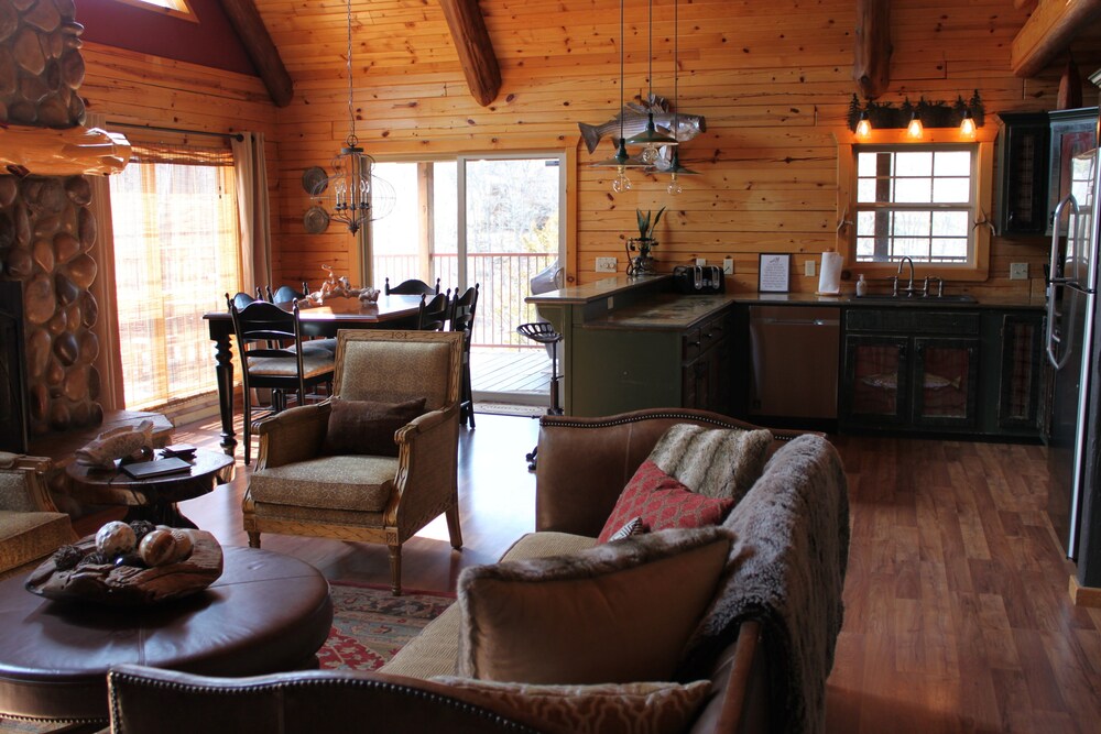 Waterfront Paradise, Log Cabin on Beaver Lake minutes from Eureka Springs!!!