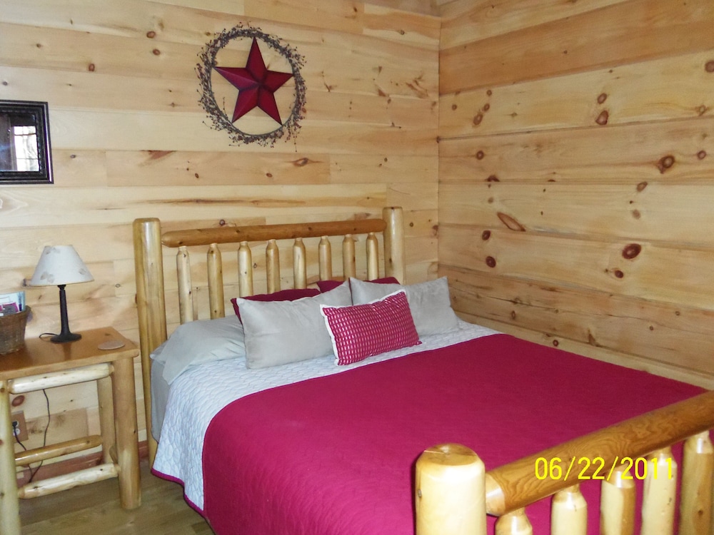 Relaxing Turkey Hill Log Cabin with Hot Tub and Deck on 20 Acres of