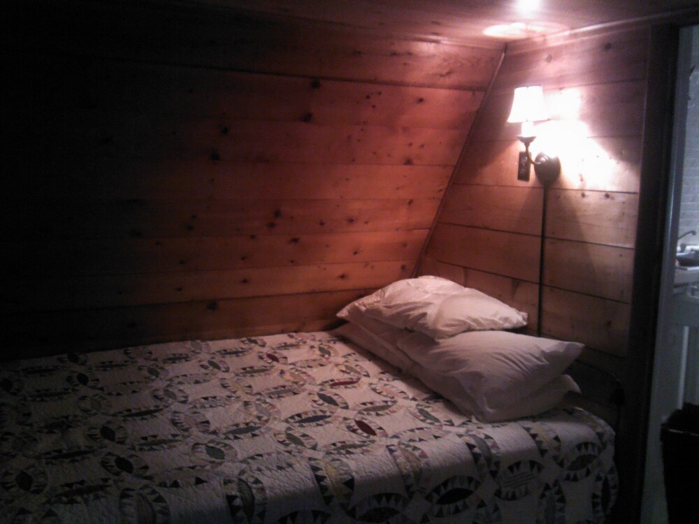 Cozy Cabin Retreat with Deck in Sherwood Forest, Pet Friendly Becket