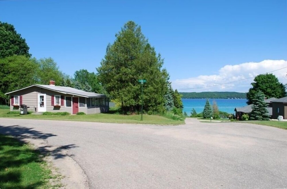 Torch Lake Michigan Cottage In Traverse City Hotel Rates