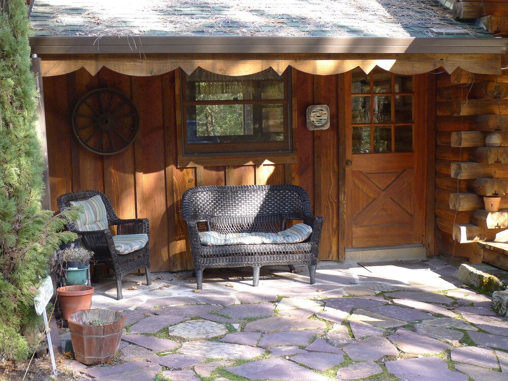 Best Log Cabin in Nevada City, Family and Pet Friendly Sleeps up to 10