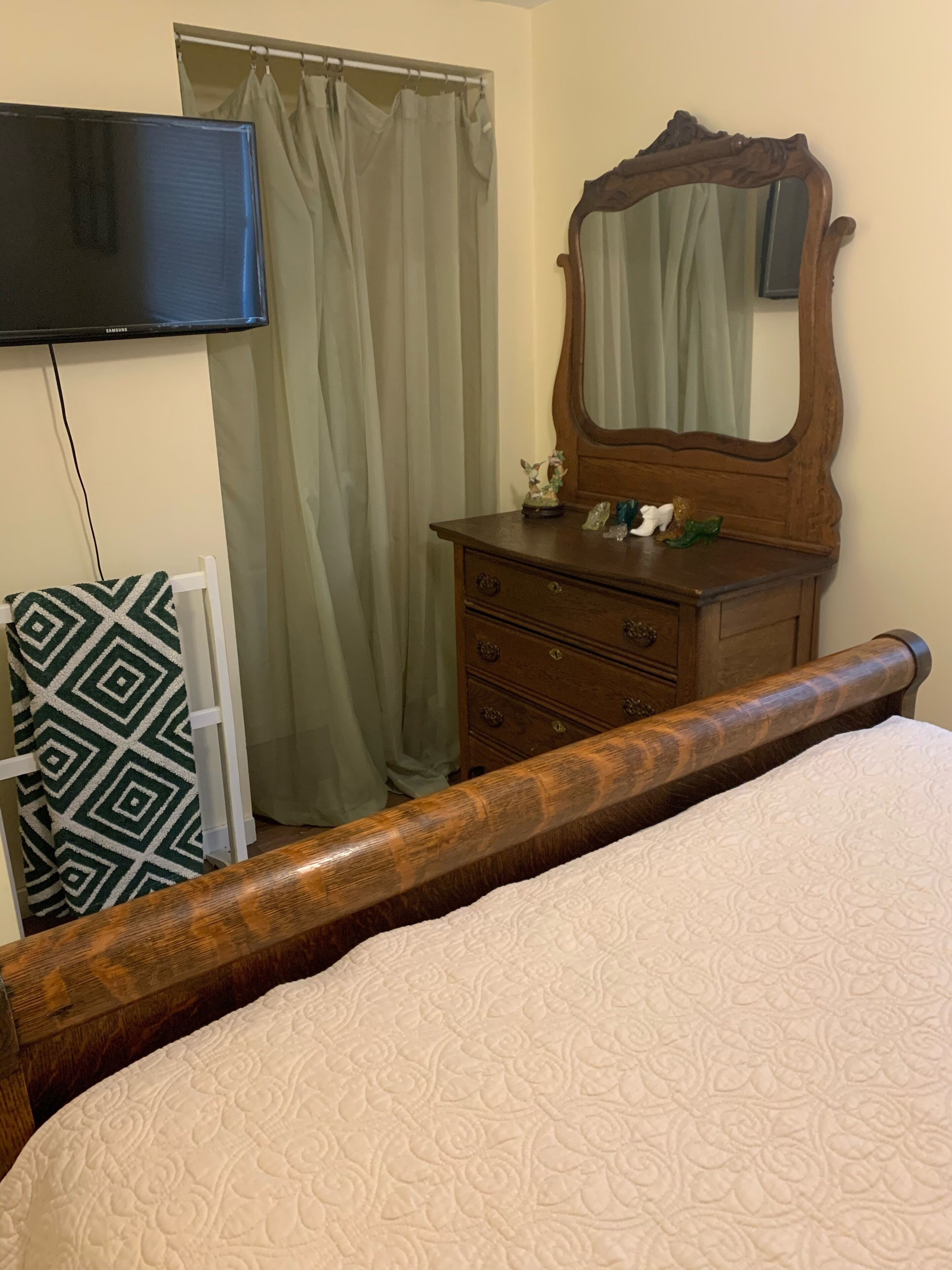 Great Family Retreat, Cozy front porch and balcony with AMAZING lake views! in Sandusky, United States
