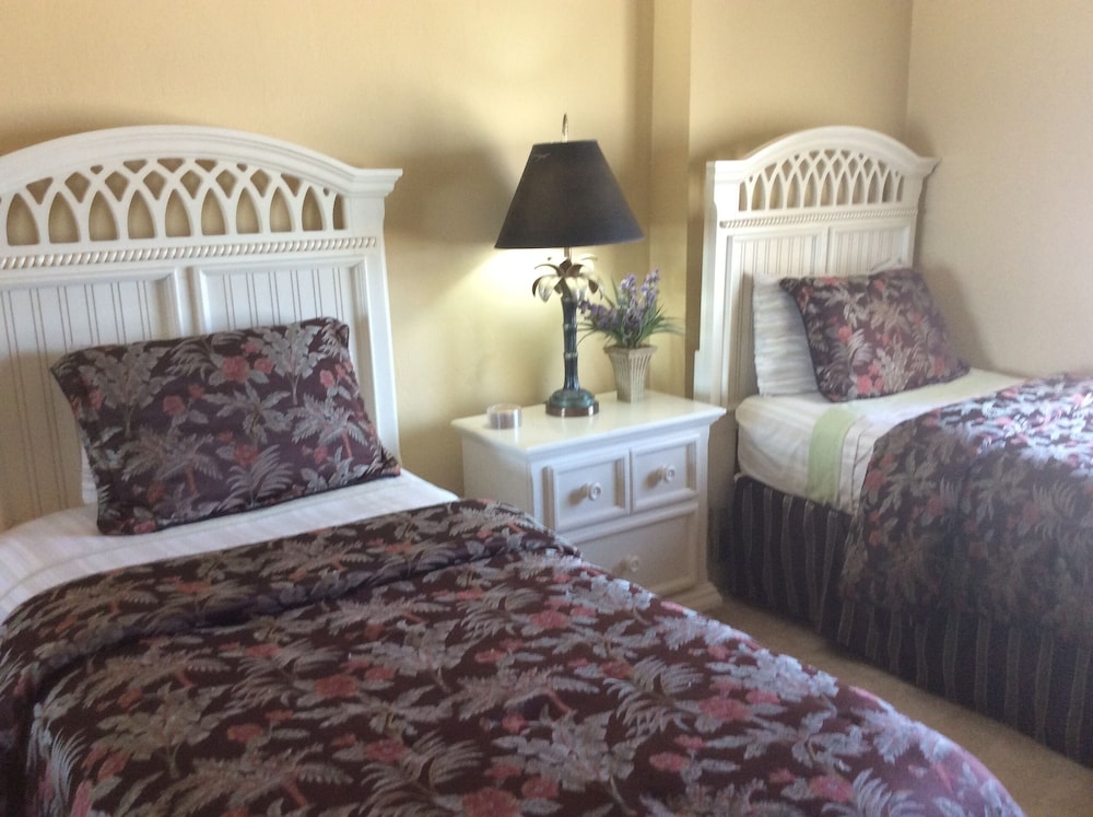 Oceanfront forty foot balcony with wonderful views and Beautiful