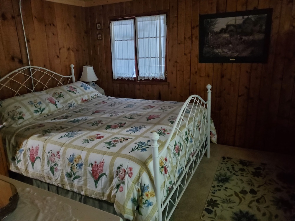 Birch Lake Cottage, Elk Rapids, Waterfront Property near Traverse City Kewadin Vrbo