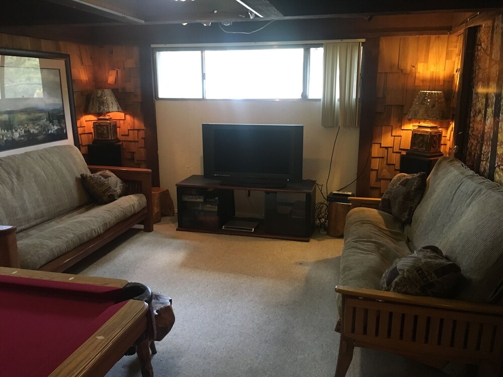 All Pine Inn - Large 4bd/2ba - just steps to the village