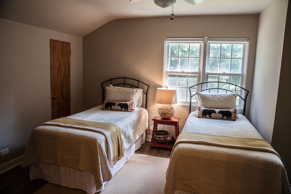 Island Bay Lodge on Island lake, Manitowish Waters, WI Boulder