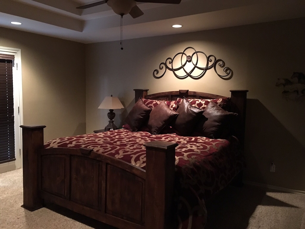 Huge Luxury Home including 3 Beautiful Cottages only 20 min drive to