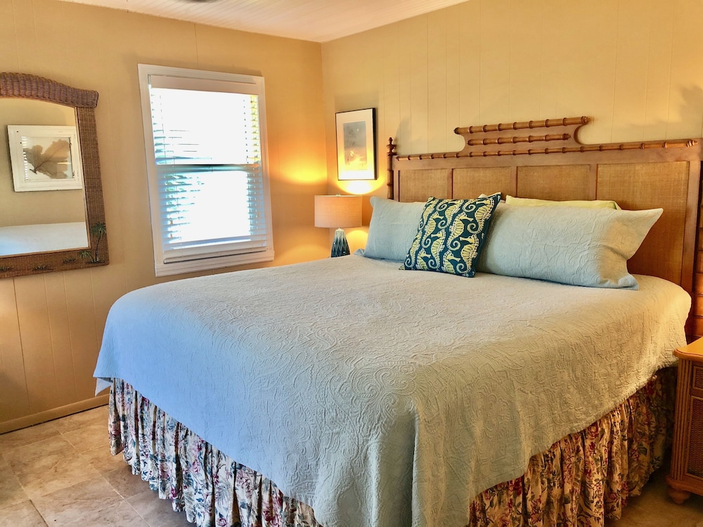 BEACHFRONT Cottage on GulfLittle Gasparilla Island, FloridaDockPet