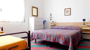 2 bedrooms, desk, cribs/infant beds, linens