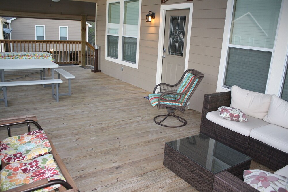 New Beautiful Home in River Road Villas, "River Time" on the Guadalupe River