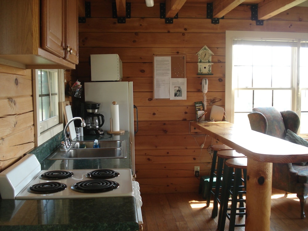 Lazy Acres Log Cabins on a beautiful farm 5m from downtown Lexington. VMI W&L 5m