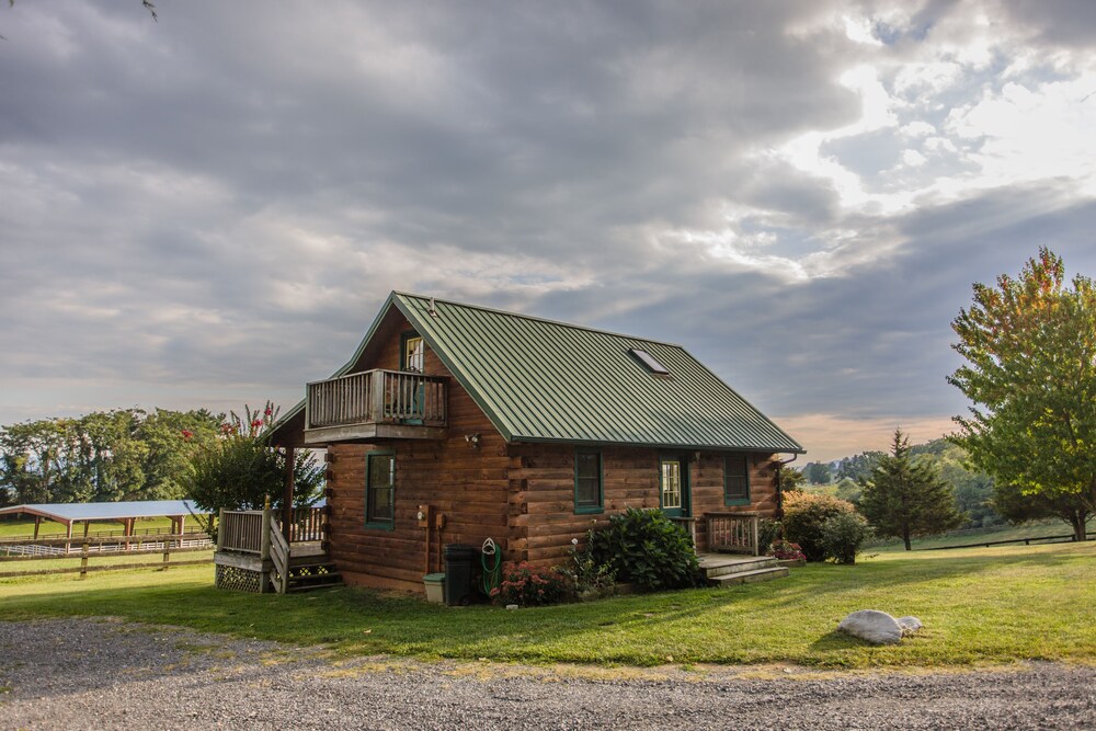 Lazy Acres Log Cabins on a beautiful farm 5m from downtown Lexington. VMI W&L 5m