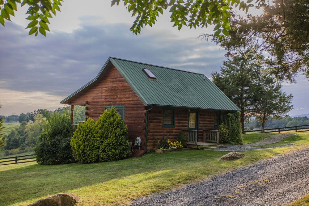 Lazy Acres Log Cabins on a beautiful farm 5m from downtown Lexington. VMI W&L 5m