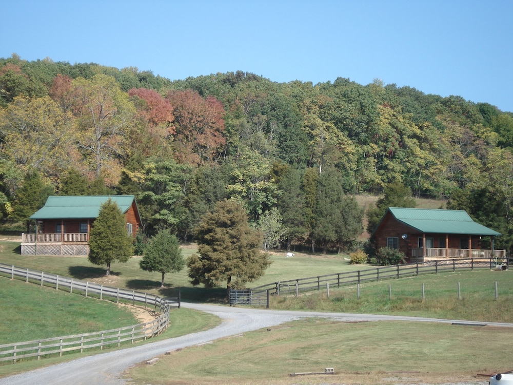 Lazy Acres Log Cabins on a beautiful farm 5m from downtown Lexington. VMI W&L 5m