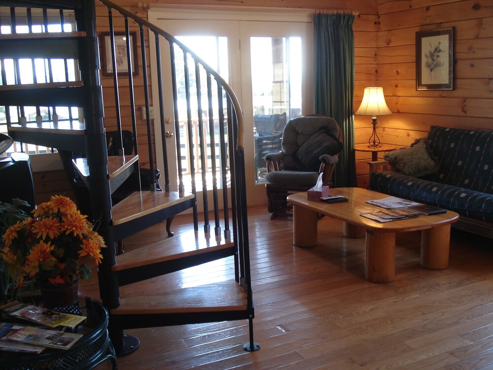 Lazy Acres Log Cabins on a beautiful farm 5m from downtown Lexington. VMI W&L 5m