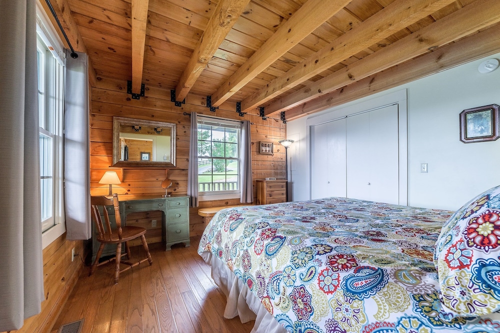 Lazy Acres Log Cabins on a beautiful farm 5m from downtown Lexington. VMI W&L 5m