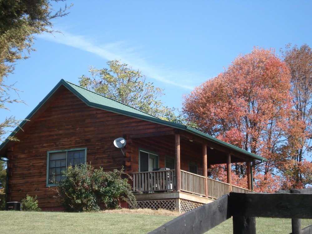 Lazy Acres Log Cabins on a beautiful farm 5m from downtown Lexington. VMI W&L 5m