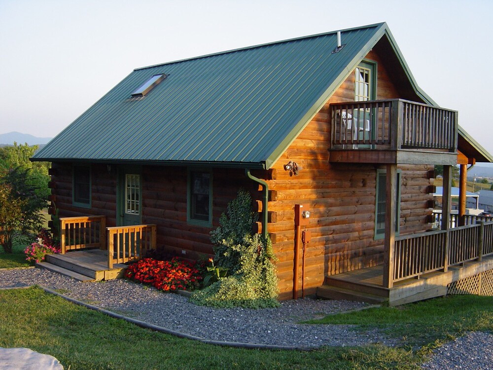 Lazy Acres Log Cabins on a beautiful farm 5m from downtown Lexington. VMI W&L 5m