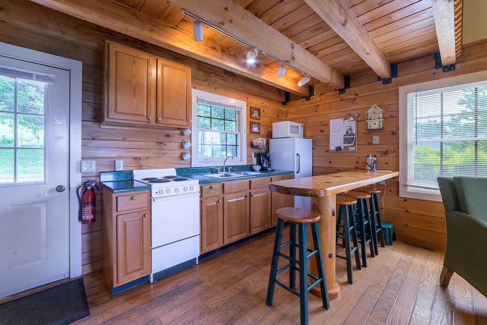 Lazy Acres Log Cabins on a beautiful farm 5m from downtown Lexington. VMI W&L 5m