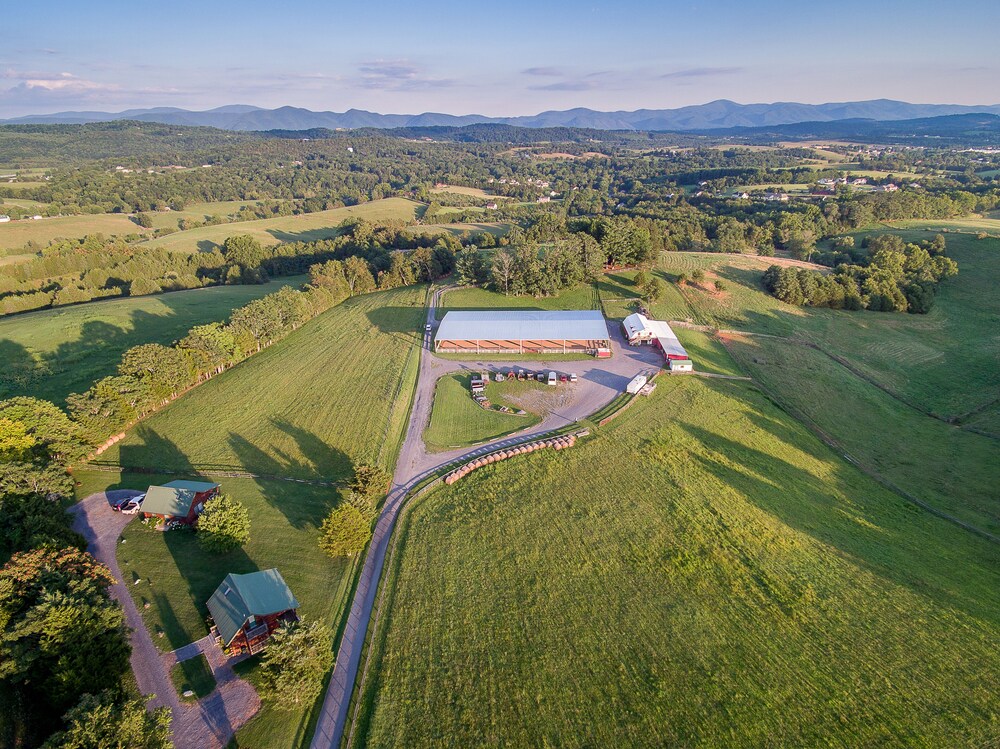 Lazy Acres Log Cabins on a beautiful farm 5m from downtown Lexington. VMI W&L 5m