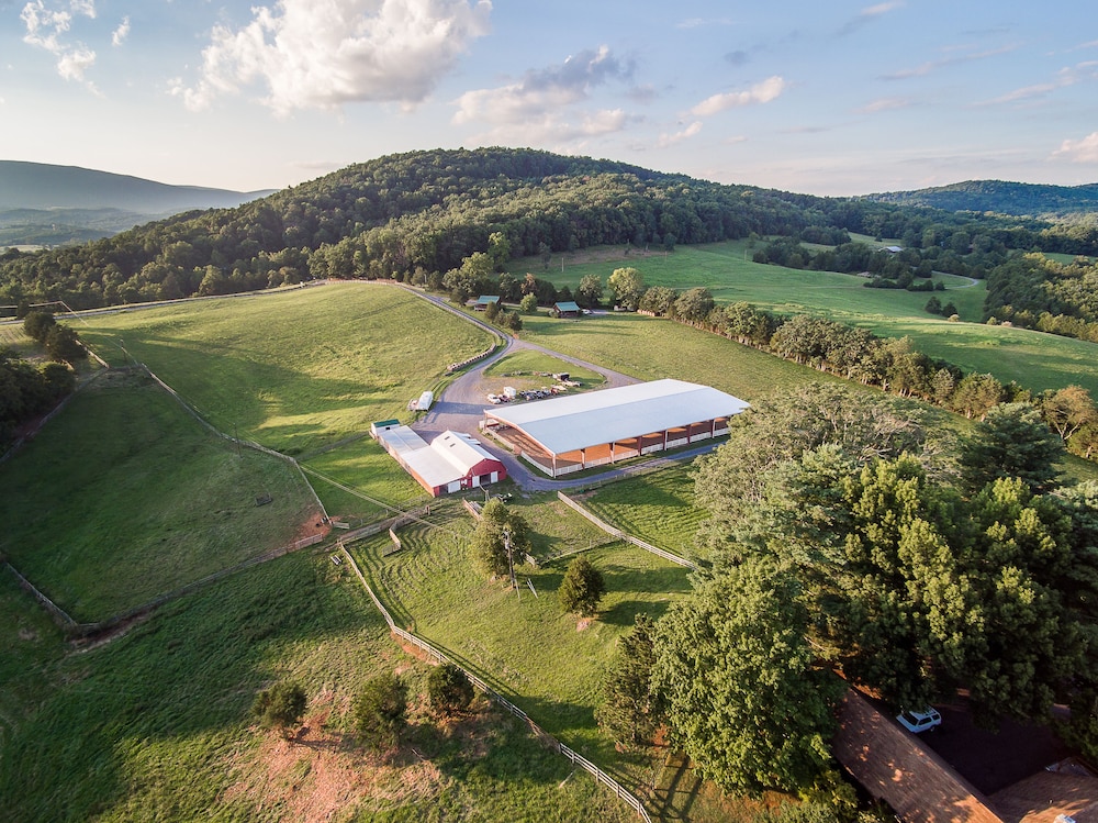 Lazy Acres Log Cabins on a beautiful farm 5m from downtown Lexington. VMI W&L 5m