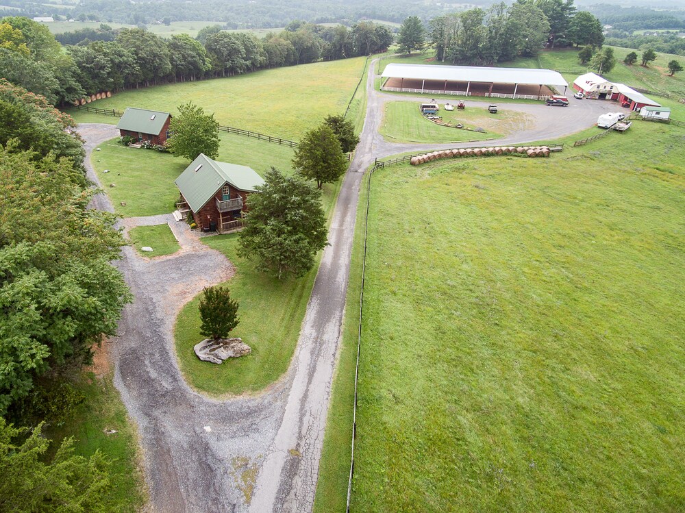 Lazy Acres Log Cabins on a beautiful farm 5m from downtown Lexington. VMI W&L 5m