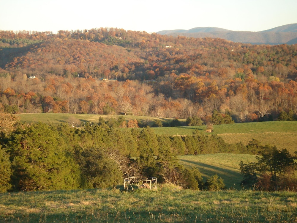 Lazy Acres Log Cabins on a beautiful farm 5m from downtown Lexington. VMI W&L 5m