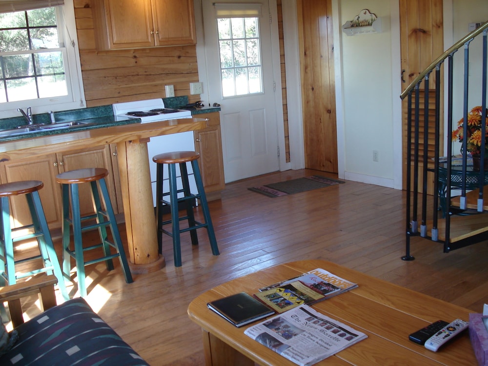 Lazy Acres Log Cabins on a beautiful farm 5m from downtown Lexington. VMI W&L 5m