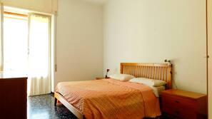Iron/ironing board, cribs/infant beds, linens