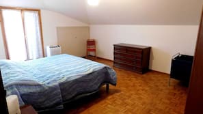 2 bedrooms, desk, cribs/infant beds, linens