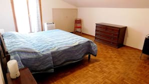 2 bedrooms, desk, cribs/infant beds, linens