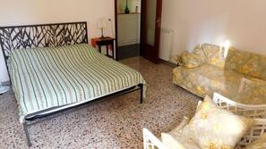 1 bedroom, cribs/infant beds