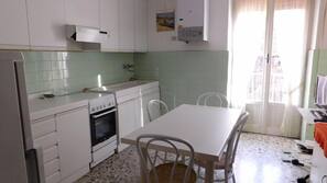 Fridge, oven, stovetop, cookware/dishes/utensils