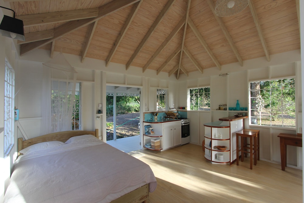 Neptune's Jewel an elegant, newlybuilt studio cottage in quiet