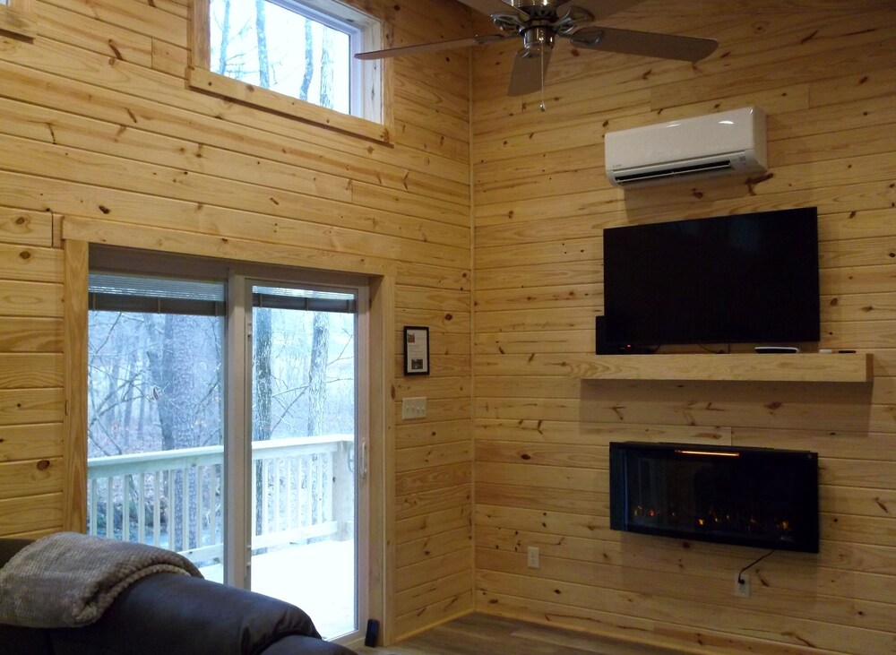 " Perfect New Cozy Romantic Studio Cabin for two "  Quiet stream setting