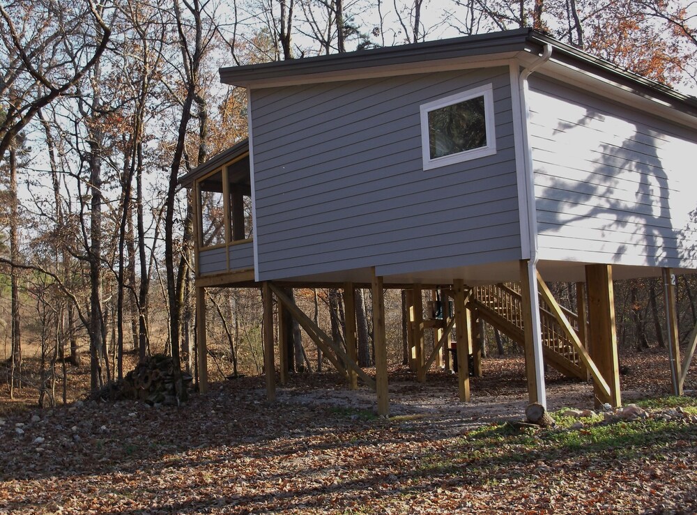 " Perfect New Cozy Romantic Studio Cabin for two "  Quiet stream setting