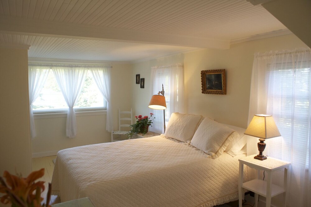 Come and relax in Mid Coast Maine. We are child and pet friendly