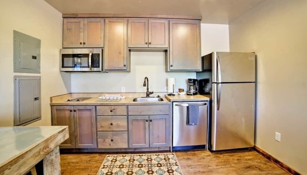 #1 Walking distance to Hiking Trails, Single Level Dog Friendly Flat