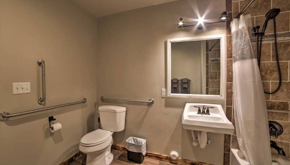 #1 Walking distance to Hiking Trails, Single Level Dog Friendly Flat