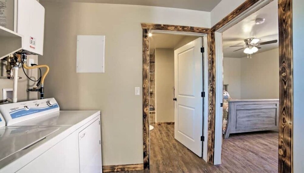 #1 Walking distance to Hiking Trails, Single Level Dog Friendly Flat