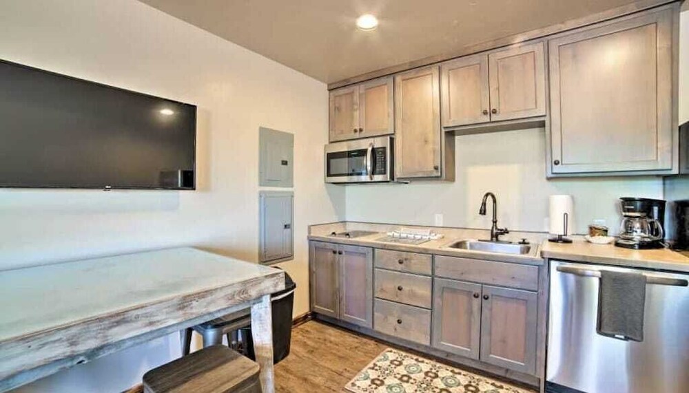 #1 Walking distance to Hiking Trails, Single Level Dog Friendly Flat