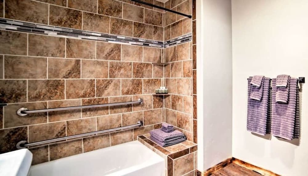 #1 Walking distance to Hiking Trails, Single Level Dog Friendly Flat