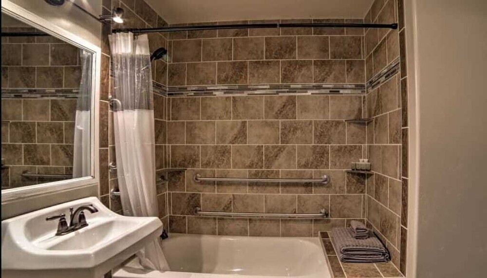 #1 Walking distance to Hiking Trails, Single Level Dog Friendly Flat