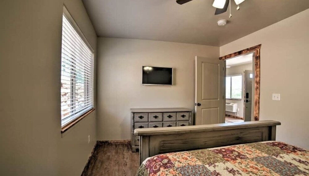 #1 Walking distance to Hiking Trails, Single Level Dog Friendly Flat