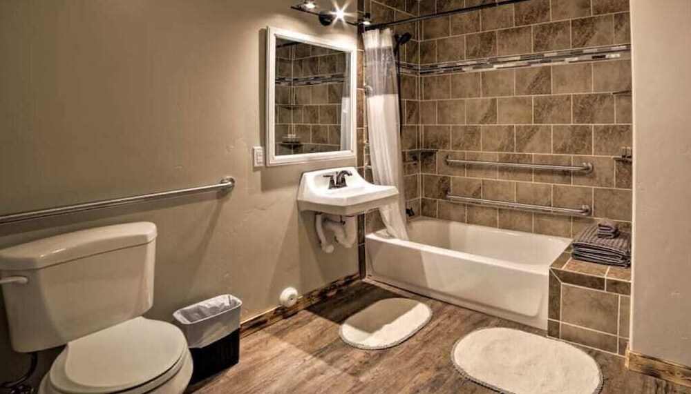 #1 Walking distance to Hiking Trails, Single Level Dog Friendly Flat